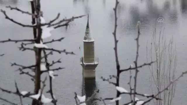 Hafik ilçesinde kar yağışı etkili oluyor Hafik ilçesinde kar yağışı etkili oluyor