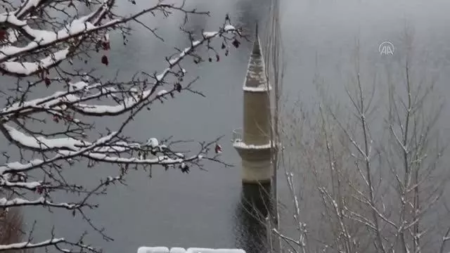 Hafik ilçesinde kar yağışı etkili oluyor Hafik ilçesinde kar yağışı etkili oluyor
