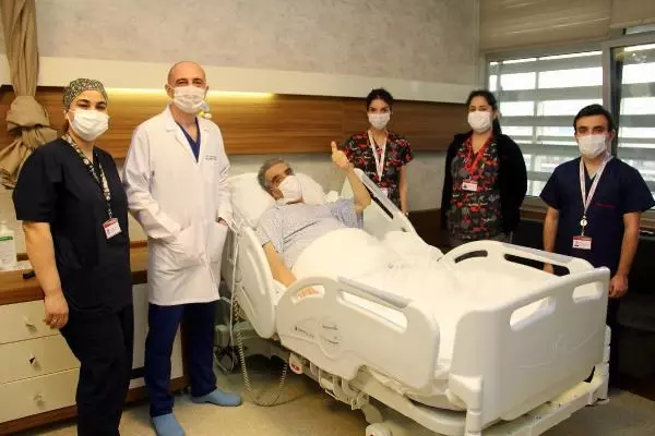 İzmir'de baypas ameliyatı sonrası Kovid-19 teşhisi konulan hasta sağlığına kavuştu İzmir'de baypas ameliyatı sonrası Kovid-19 teşhisi konulan hasta sağlığına kavuştu