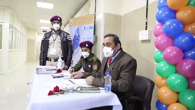 Hindistan'da sağlık çalışanlarına Kovid-19 aşısı uygulandı Hindistan'da sağlık çalışanlarına Kovid-19 aşısı uygulandı