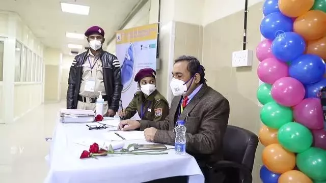 Hindistan'da sağlık çalışanlarına Kovid-19 aşısı uygulandı Hindistan'da sağlık çalışanlarına Kovid-19 aşısı uygulandı