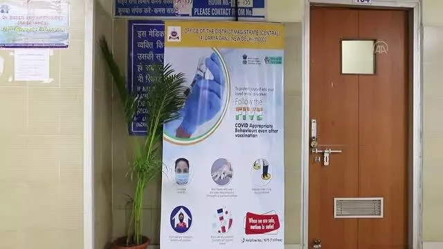 Hindistan'da sağlık çalışanlarına Kovid-19 aşısı uygulandı Hindistan'da sağlık çalışanlarına Kovid-19 aşısı uygulandı
