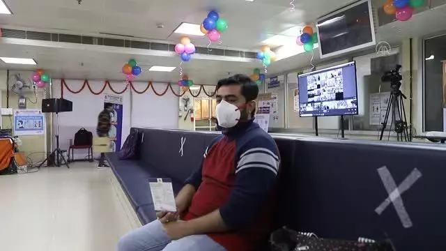 Hindistan'da sağlık çalışanlarına Kovid-19 aşısı uygulandı Hindistan'da sağlık çalışanlarına Kovid-19 aşısı uygulandı