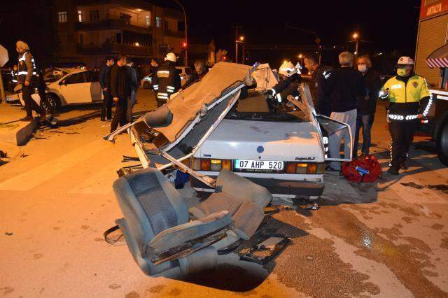 İki otomobil çarpıştı, ortalık can pazarına döndü: 3 ölü, 4 yaralı