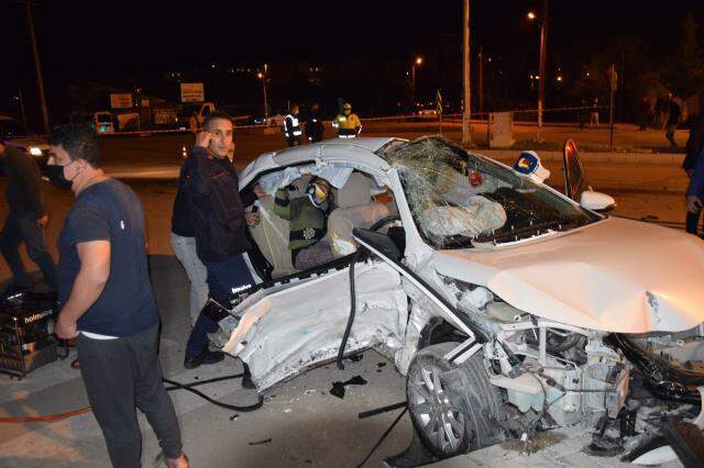 İki otomobil çarpıştı, ortalık can pazarına döndü: 3 ölü, 4 yaralı