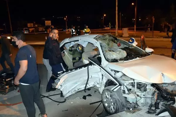 İki otomobil çarpıştı: 3 ölü, 4 yaralı İki otomobil çarpıştı: 3 ölü, 4 yaralı