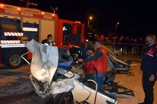 İki otomobil çarpıştı: 3 ölü, 4 yaralı İki otomobil çarpıştı: 3 ölü, 4 yaralı