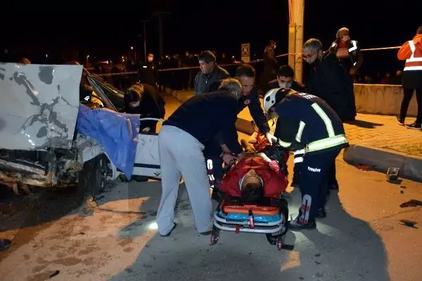 İki otomobil çarpıştı: 3 ölü, 4 yaralı İki otomobil çarpıştı: 3 ölü, 4 yaralı