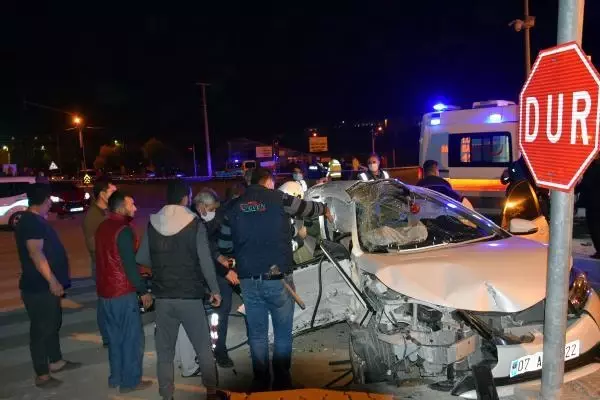 İki otomobil çarpıştı: 3 ölü, 4 yaralı İki otomobil çarpıştı: 3 ölü, 4 yaralı
