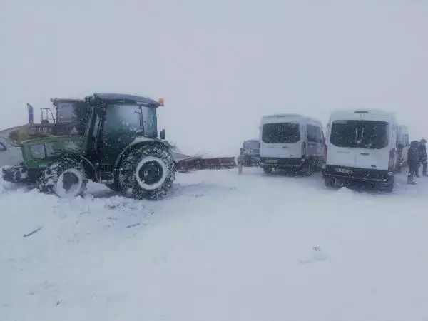 İl Özel İdaresi ekipleri kardan kapanan yolu açtı, cenaze toprağa verildi İl Özel İdaresi ekipleri kardan kapanan yolu açtı, cenaze toprağa verildi