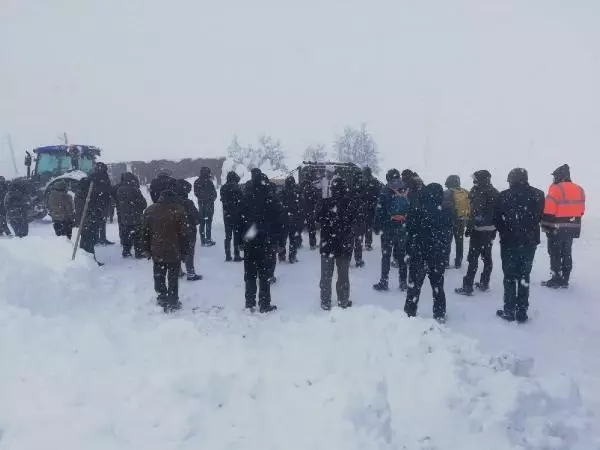 İl Özel İdaresi ekipleri kardan kapanan yolu açtı, cenaze toprağa verildi İl Özel İdaresi ekipleri kardan kapanan yolu açtı, cenaze toprağa verildi