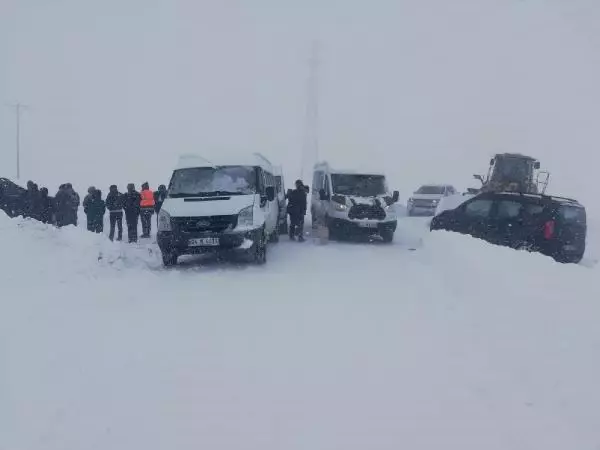 İl Özel İdaresi ekipleri kardan kapanan yolu açtı, cenaze toprağa verildi İl Özel İdaresi ekipleri kardan kapanan yolu açtı, cenaze toprağa verildi