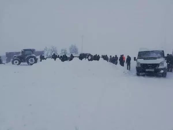 İl Özel İdaresi ekipleri kardan kapanan yolu açtı, cenaze toprağa verildi İl Özel İdaresi ekipleri kardan kapanan yolu açtı, cenaze toprağa verildi