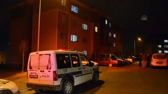 İmam nikahıyla birlikte yaşayan çift aralarında çıkan bıçaklı kavgada öldü İmam nikahıyla birlikte yaşayan çift aralarında çıkan bıçaklı kavgada öldü