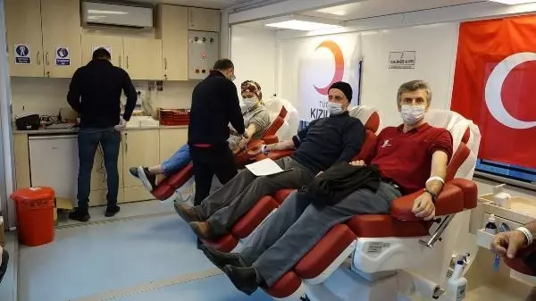 İş insanından 'akaryakıt ödüllü' kan bağışı kampanyası İş insanından 'akaryakıt ödüllü' kan bağışı kampanyası