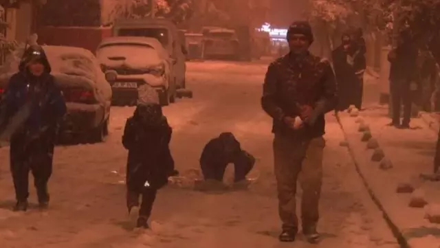 İstanbul'u beyaza bürüyen kar yağışı sokak kısıtlamasını unutturdu İstanbul'u beyaza bürüyen kar yağışı sokak kısıtlamasını unutturdu