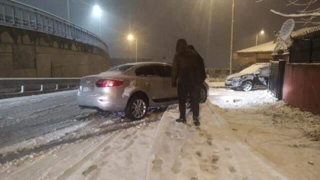 İstanbul'da çocuklar karın tadını çıkarırken sürücüler zor anlar yaşadı İstanbul'da çocuklar karın tadını çıkarırken sürücüler zor anlar yaşadı