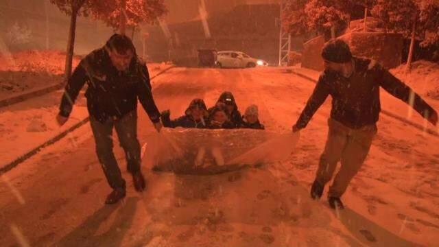 İstanbul'da çocuklar karın tadını çıkarırken sürücüler zor anlar yaşadı İstanbul'da çocuklar karın tadını çıkarırken sürücüler zor anlar yaşadı