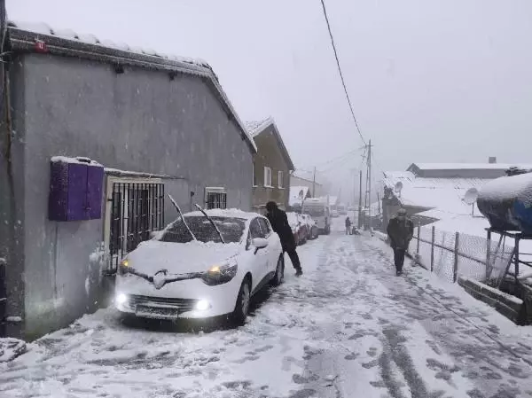 Son dakika haberleri! İstanbul'da kar yağışı; Sarıyer'de çocuklar kar topu oynadı Son dakika haberleri! İstanbul'da kar yağışı; Sarıyer'de çocuklar kar topu oynadı