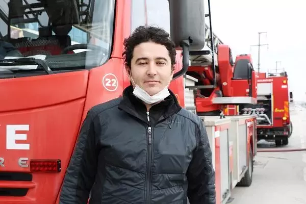İzinli olan itfaiyeci yangını görünce arkadaşlarına yardımcı oldu İzinli olan itfaiyeci yangını görünce arkadaşlarına yardımcı oldu