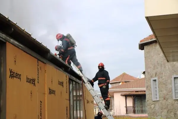 İzinli olan itfaiyeci yangını görünce arkadaşlarına yardımcı oldu İzinli olan itfaiyeci yangını görünce arkadaşlarına yardımcı oldu