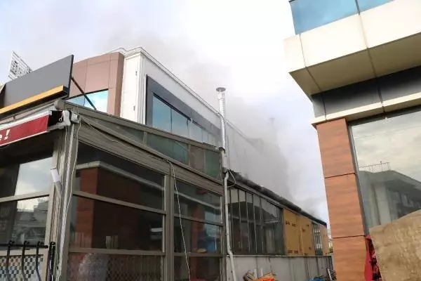 İzinli olan itfaiyeci yangını görünce arkadaşlarına yardımcı oldu İzinli olan itfaiyeci yangını görünce arkadaşlarına yardımcı oldu