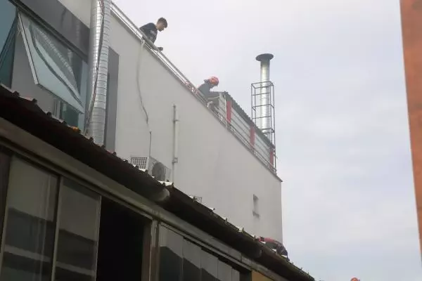 İzinli olan itfaiyeci yangını görünce arkadaşlarına yardımcı oldu İzinli olan itfaiyeci yangını görünce arkadaşlarına yardımcı oldu