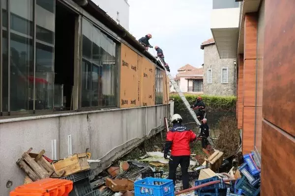 İzinli olan itfaiyeci yangını görünce arkadaşlarına yardımcı oldu İzinli olan itfaiyeci yangını görünce arkadaşlarına yardımcı oldu