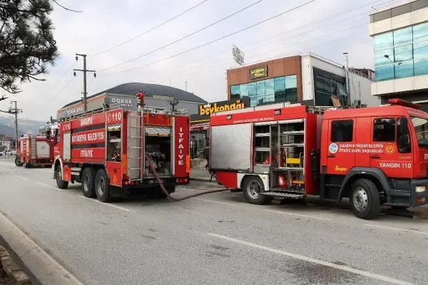 İzinli olan itfaiyeci yangını görünce arkadaşlarına yardımcı oldu İzinli olan itfaiyeci yangını görünce arkadaşlarına yardımcı oldu