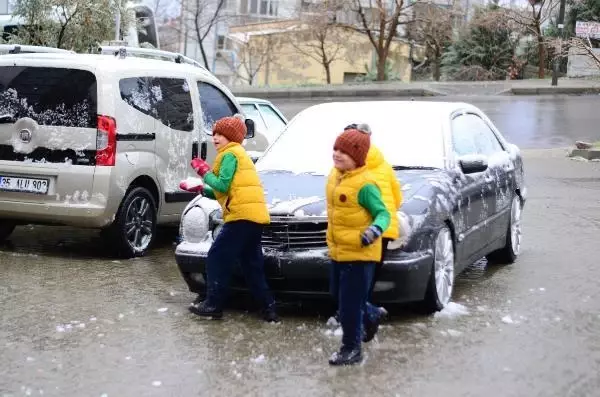 İzmir'de kar yağışı kentte coşku yarattı İzmir'de kar yağışı kentte coşku yarattı
