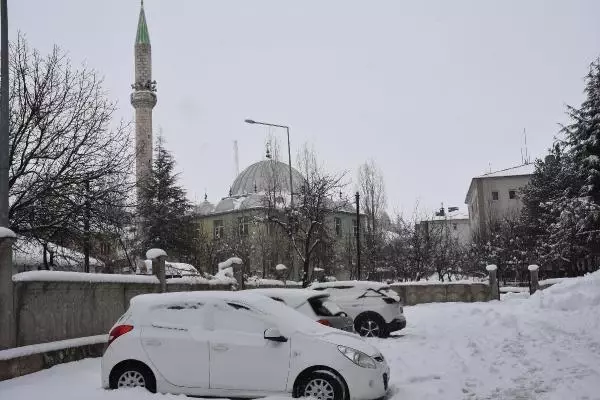 Kar kalınlığının 40 santim olduğu Bitlis'te kapanan 110 köy yolu açıldı Kar kalınlığının 40 santim olduğu Bitlis'te kapanan 110 köy yolu açıldı