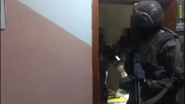 Karaman'da, özel harekat destekli 550 polisle uyuşturucu operasyonu: 41 gözaltı (2) Karaman'da, özel harekat destekli 550 polisle uyuşturucu operasyonu: 41 gözaltı (2)