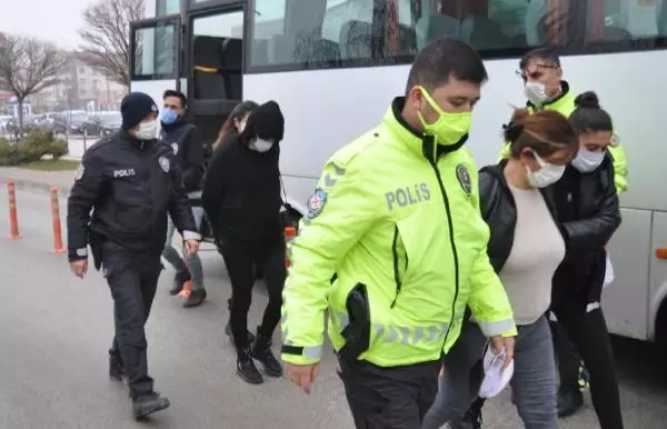 Karaman'da, özel harekat destekli 550 polisle uyuşturucu operasyonu: 41 gözaltı (2) Karaman'da, özel harekat destekli 550 polisle uyuşturucu operasyonu: 41 gözaltı (2)