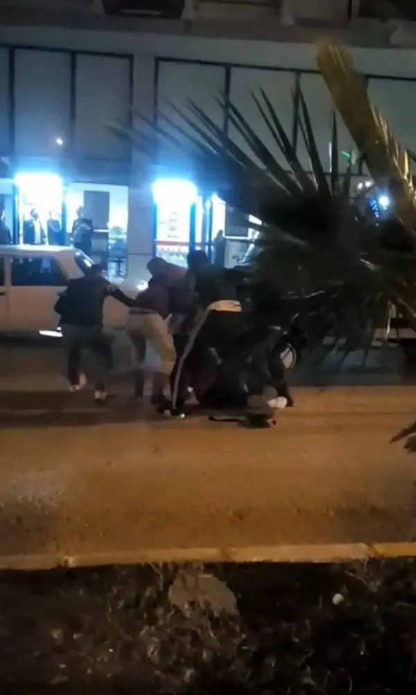 Son dakika haberleri... Kaza sonrası tartıştıkları motosiklet sürücüsünü dövdüler Son dakika haberleri... Kaza sonrası tartıştıkları motosiklet sürücüsünü dövdüler