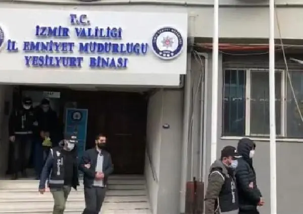 Kedi maması ambalajında ilaç hammadesi getiren Cengiz Dibek, 2017 yılında da yakalanmış Kedi maması ambalajında ilaç hammadesi getiren Cengiz Dibek, 2017 yılında da yakalanmış