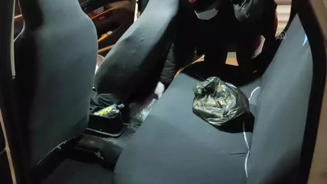 Kendisine hamile süsü vererek karın bölgesinde uyuşturucu taşıyan kadın tutuklandı Kendisine hamile süsü vererek karın bölgesinde uyuşturucu taşıyan kadın tutuklandı