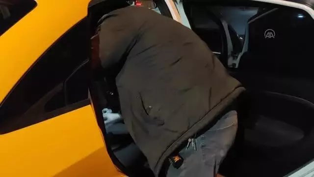 Kendisine hamile süsü vererek karın bölgesinde uyuşturucu taşıyan kadın tutuklandı Kendisine hamile süsü vererek karın bölgesinde uyuşturucu taşıyan kadın tutuklandı