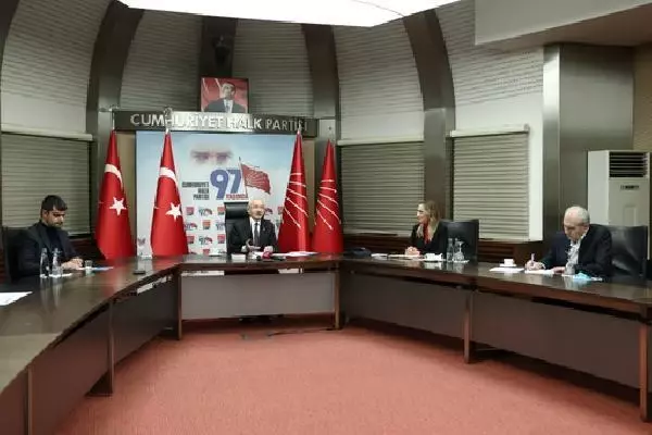 Kılıçdaroğlu, ev hanımlarıyla video konferansla görüştü Kılıçdaroğlu, ev hanımlarıyla video konferansla görüştü
