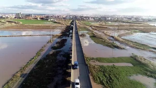 Kirli akan Ergene Nehri taştı, tarım arazileri su altında kaldı Kirli akan Ergene Nehri taştı, tarım arazileri su altında kaldı