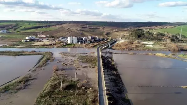 Kirli akan Ergene Nehri taştı, tarım arazileri su altında kaldı Kirli akan Ergene Nehri taştı, tarım arazileri su altında kaldı
