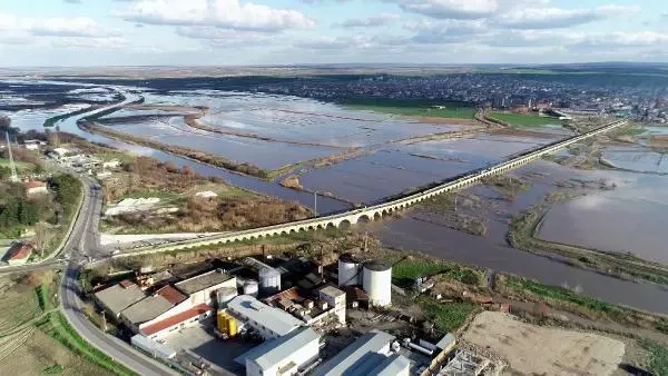Kirli akan Ergene Nehri taştı, tarım arazileri su altında kaldı Kirli akan Ergene Nehri taştı, tarım arazileri su altında kaldı