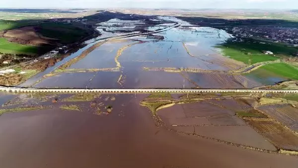 Kirli akan Ergene Nehri taştı, tarım arazileri su altında kaldı Kirli akan Ergene Nehri taştı, tarım arazileri su altında kaldı