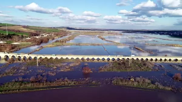 Kirli akan Ergene Nehri taştı, tarım arazileri su altında kaldı Kirli akan Ergene Nehri taştı, tarım arazileri su altında kaldı