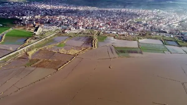Kirli akan Ergene Nehri taştı, tarım arazileri su altında kaldı Kirli akan Ergene Nehri taştı, tarım arazileri su altında kaldı