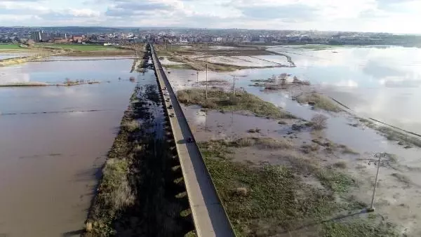 Kirli akan Ergene Nehri taştı, tarım arazileri su altında kaldı Kirli akan Ergene Nehri taştı, tarım arazileri su altında kaldı