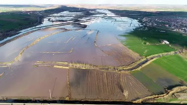Kirli akan Ergene Nehri taştı, tarım arazileri su altında kaldı Kirli akan Ergene Nehri taştı, tarım arazileri su altında kaldı