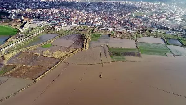 Kirli akan Ergene Nehri taştı, tarım arazileri su altında kaldı Kirli akan Ergene Nehri taştı, tarım arazileri su altında kaldı