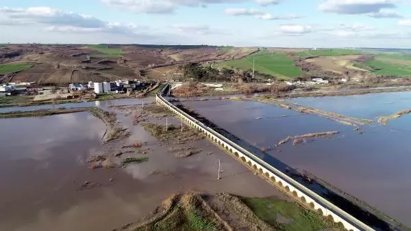 Kirli akan Ergene Nehri taştı, tarım arazileri su altında kaldı Kirli akan Ergene Nehri taştı, tarım arazileri su altında kaldı