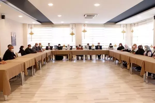 Kısıtlamaya rağmen evlat nöbetindeki anne: Oğlumu HDP'den istiyorum Kısıtlamaya rağmen evlat nöbetindeki anne: Oğlumu HDP'den istiyorum