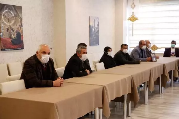 Kısıtlamaya rağmen evlat nöbetindeki anne: Oğlumu HDP'den istiyorum Kısıtlamaya rağmen evlat nöbetindeki anne: Oğlumu HDP'den istiyorum